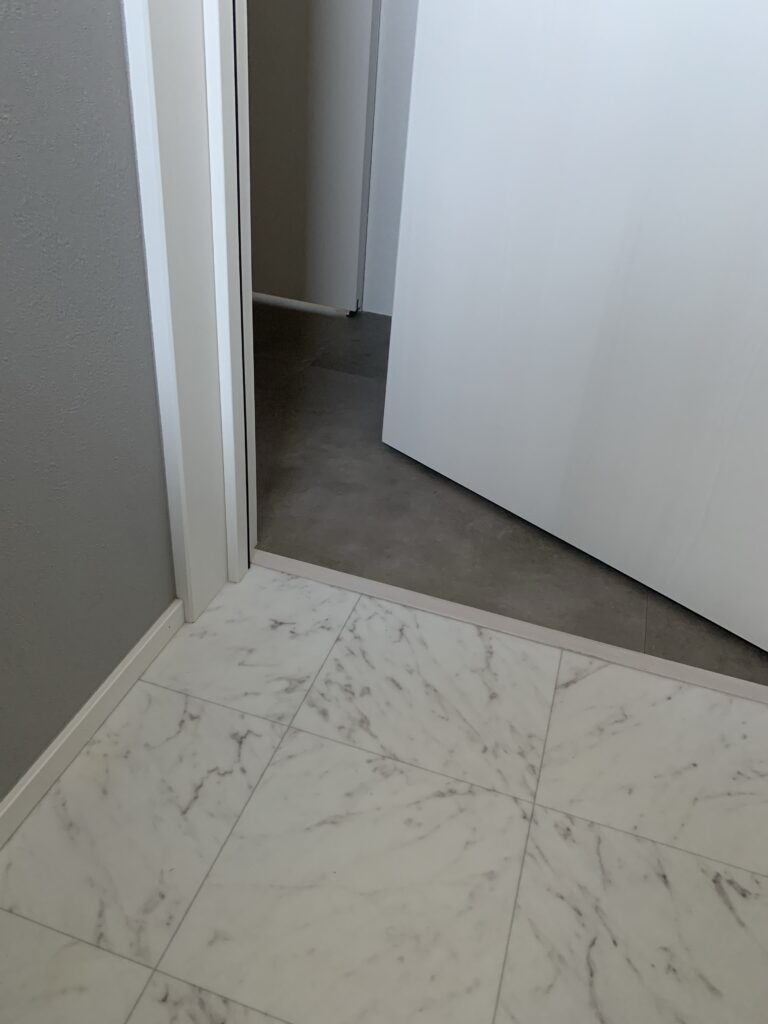 サブトイレの床材の写真。ビアンコ柄で少し高級感。